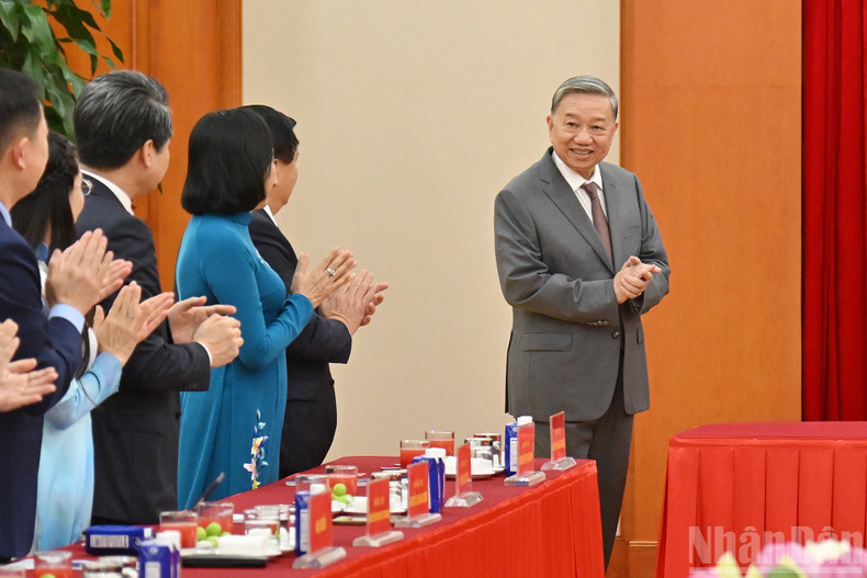 越共中央总书记苏林会见国会年轻代表小组。 anh-2-5816.jpg