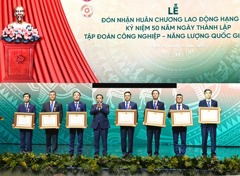 范明正总理向越南国家工业-能源集团及其成员单位领导代表授予一、二、三级劳动勋章。(登科 摄) 219ongchinh.jpg