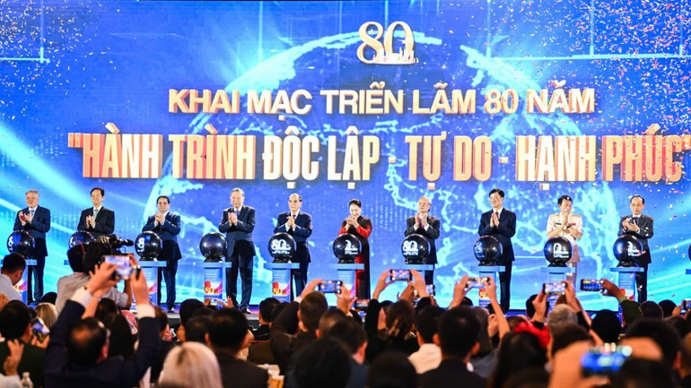 越南党和国家领导、原领导人以及各位代表共同按下启动按钮,标志着题为“独立-自由-幸福80年征程”国家成就展正式开幕。(成达 摄) 219trienlam.jpg