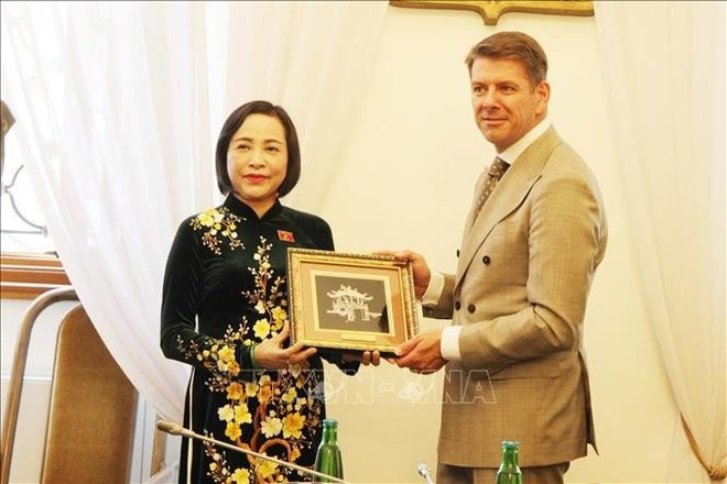 国会副主席阮氏清向捷克众议院副议长扬·斯科佩切克赠送纪念品。(图片来源:越通社) 219thanhsec.jpg