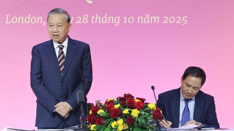 苏林总书记在见面会上致辞。(图片来源:越通社) 2910daisu.jpg