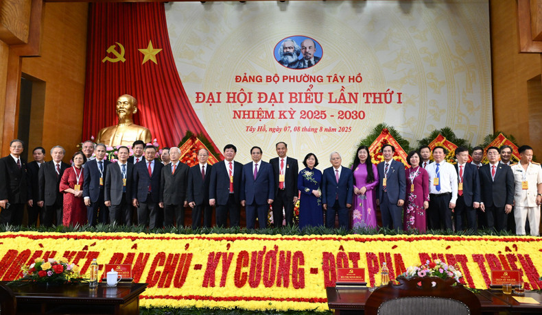 范明正总理与代表们合影。 anh-10.jpg