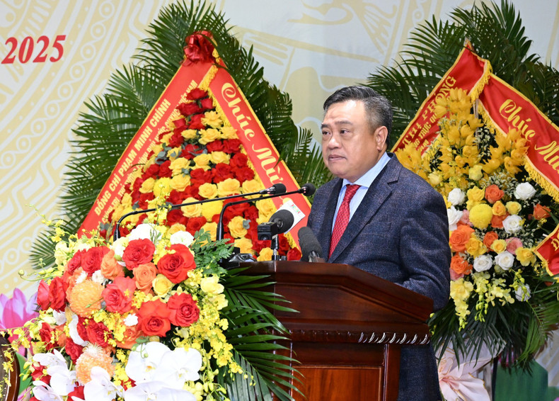 河内市人民委员会主席陈士青在大会上致辞。 anh-7.jpg