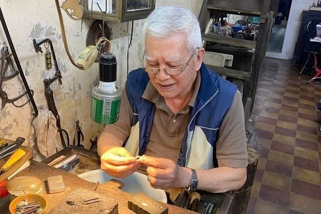 河内市银街手工银饰匠人阮志成。 129vanhoa2.jpg