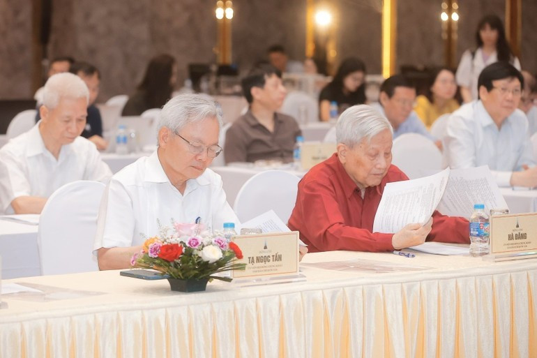 终评委员会成员。(图片来源:越通社) 36chungkhao.jpg
