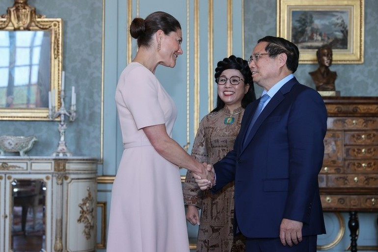 瑞典女王储维多利亚公主热烈欢迎范明正总理夫妇的到访。(图片来源:政府网) 136congchua2.jpg