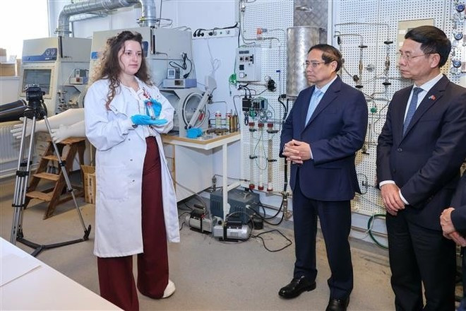 范明正总理造访瑞典皇家工学院核能安全研究室。(图片来源:越通社) 136hatnhan2.jpg