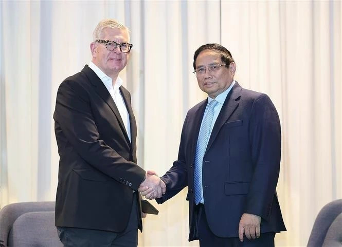 范明正总理与爱立信集团总裁兼首席执行官鲍毅康。(图片来源:越通社) 136chinh1.jpg