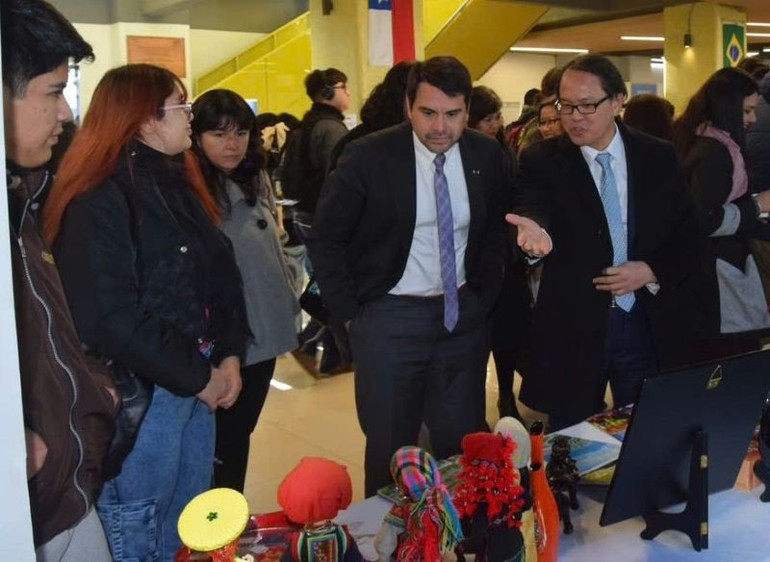 越南驻智利大使阮越强向代表们和参观者介绍越南参展产品。(图片来源:越南驻智利大使馆) 107chile2.jpg