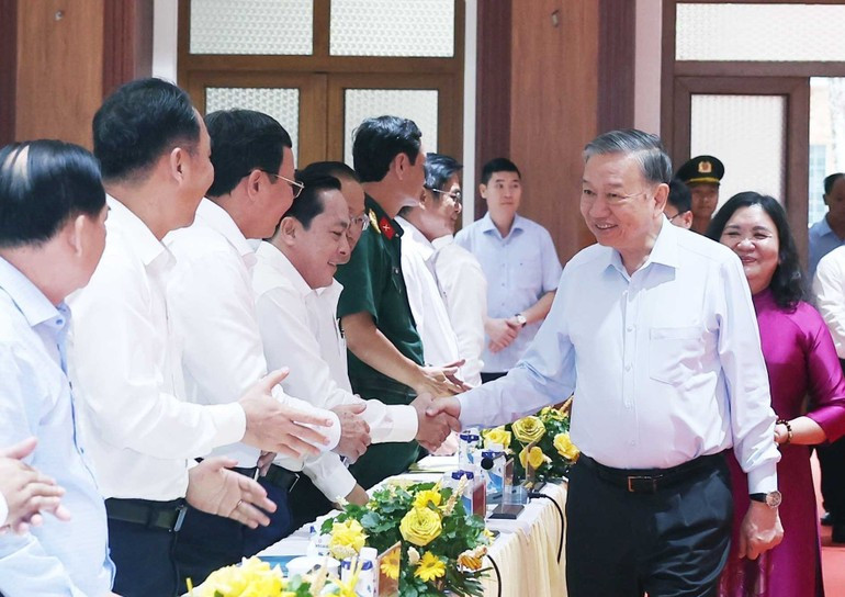 苏林总书记和与会代表亲切握手。(图片来源:越通社) 36tolam2.jpg