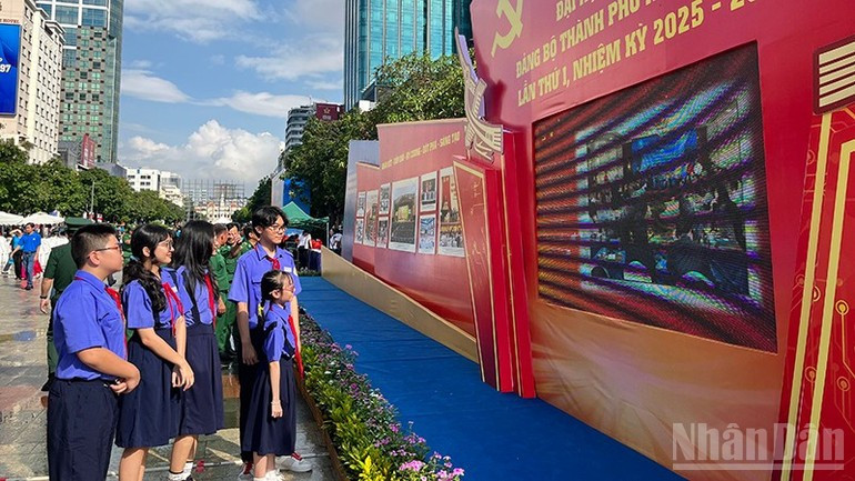 年轻人参观在阮惠步行街举行的图片展。(玲宝 摄) 310hcm2.jpg