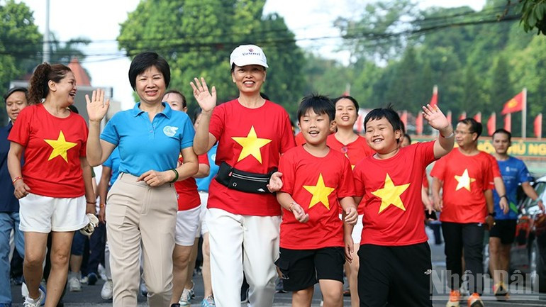 出发号令发出后,群众踊跃参与徒步活动,展现了团结一心的美好精神风貌。 99tuyenquang4.jpg