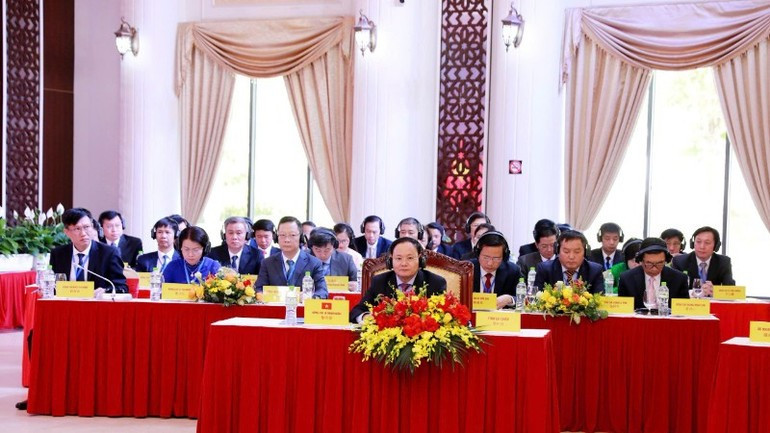 莱州省省委书记和该省各位代表出席会议。 3010viettrung1.jpg