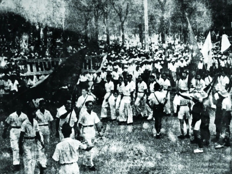 1945年8月23日下午,数万名顺化民众和各种力量齐聚顺化京城中心体育场,举行盛大的群众集会。(图片来源:越南之声广播电台) 238anh2.jpg