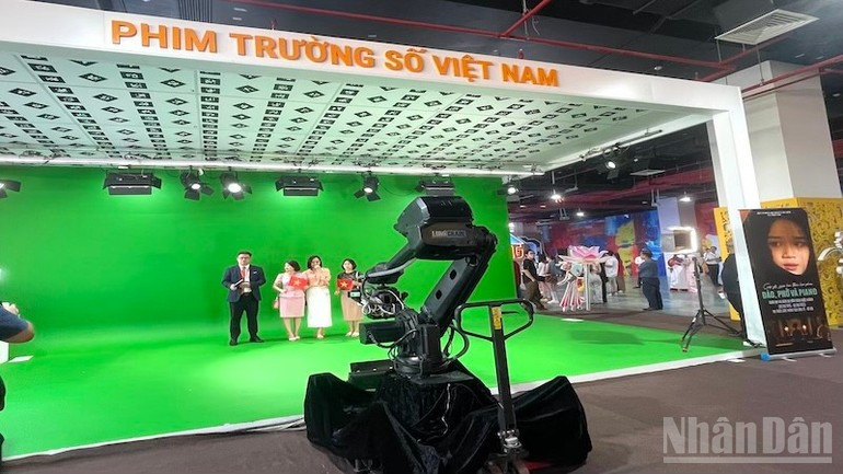 虚拟摄影棚(virtual production)使演员能置身于三维虚拟场景中,实时进行沉浸式互动。 288trainghiem4.jpg