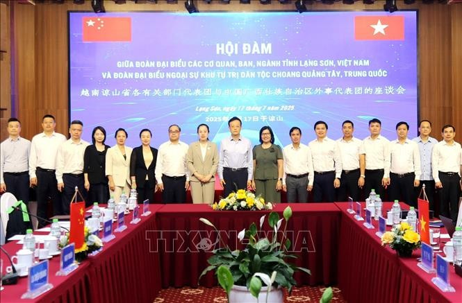 与会代表合影。(图片来源:越通社) 187luunien.jpg