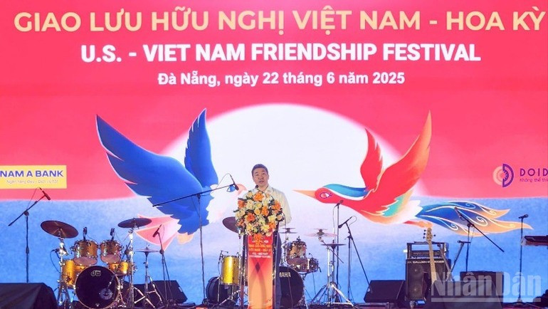 越南友好组织联合会主席潘英山致开幕词。 236vietmy1.jpg