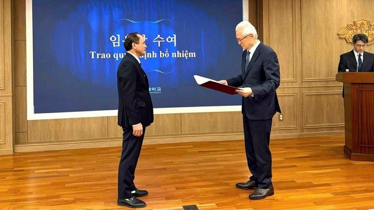 韩国启明大学校长申一熙(Synn Ilhi)向阮中越教授、博士颁发聘任证书,并对阮中越教授、博士在学术领域的贡献和双方合作所作出的努力表示高度赞扬和敬意。 186hieutruong2.jpg