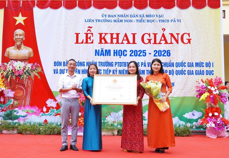 在2025-2026新学年开学典礼上,苗旺乡把薇寄宿制民族中学的师生们荣获国家一级达标学校称号。 109khaigiang5.jpg