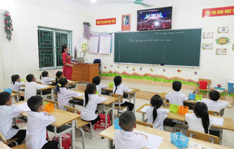 学生们在教室里观看从首都河内国家会议中心现场直播的教育部门传统日80周年纪念暨2025-2026学年开学典礼。 109khaigiang2.jpg