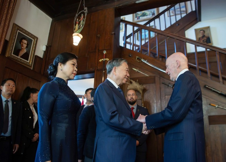 越共中央总书记苏林和夫人会见保加利亚前国王西美昂·萨克森-科堡-哥塔。(图片来源:越通社) 2410cuuhoang.jpg