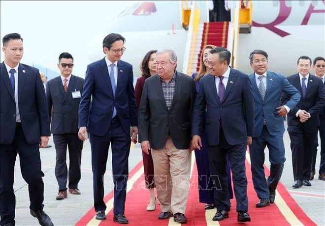 联合国秘书长安东尼奥•古特雷斯抵达河内 开始对越南进行正式访问。(图片来源:越通社) 2410lhq1.jpg