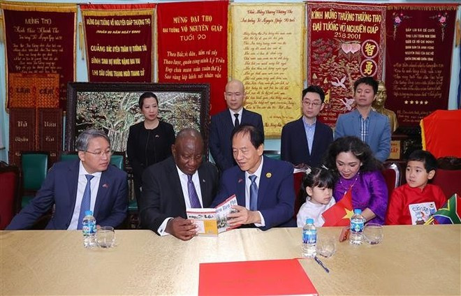 南非总统马塔梅拉·西里尔·拉马福萨访问武元甲大将家属。(图片来源:越通社) 2410giap.jpg