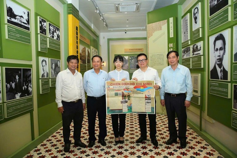 黎国明同志向遗迹区管理代表赠送越南人民报创办的《奠边府战役》副刊。 126nhabao3.jpg