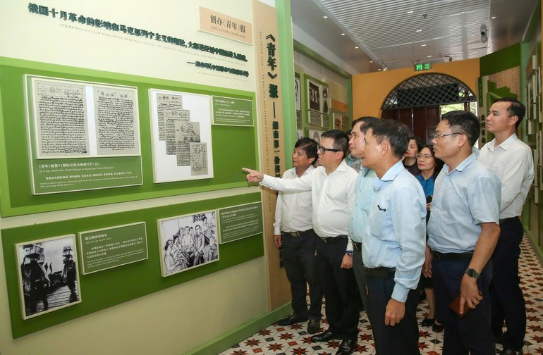黎国明同志和越南新闻工作者协会代表团成员参观青年报印刷室。 126nhabao2.jpg