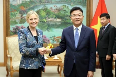 越南政府副总理黎成龙与亚马逊集团国际公共政策副总裁苏珊·波因特尔。