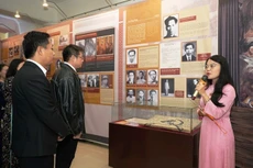 各位代表参观"胡志明同志在中国的革命之路"专题展。