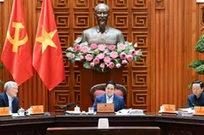 越南政府总理范明正主持召开政府常务会议。
