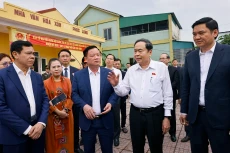 国会主席陈青敏视察义安省兴源乡的选举筹备工作。（图片来源：越通社）