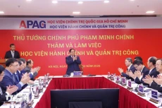 越南政府总理范明正与胡志明国家政治学院所属的公共行政与治理学院举行工作会谈。