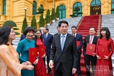 国家主席梁强和新任驻外大使。