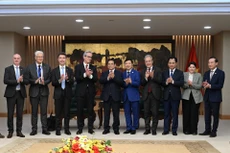 双方代表合影。