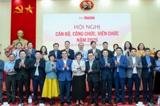 《人民报》干部、公务职员和各位代表合影。