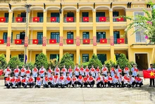宣光省金平乡荣光中学学生欢庆9·2国庆80周年。