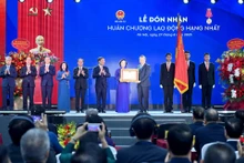 苏林总书记向内务部授予一级劳动勋章。