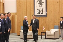 *越南祖国阵线中央委员会主席杜文战会见日本内阁官房长官林芳正。(图片来源:越通社)