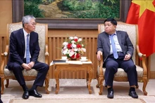 越南政府副总理阮志勇会见日本Erex集团董事长本名均。（图片来源：越通社）