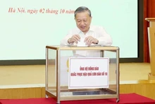 苏林总书记为支援第10号台风受灾群众捐款。