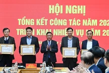 越共中央书记处常务书记、中央党机关党委书记陈锦秀向2025年出色完成任务的集体颁发奖状。