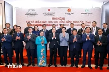 国会主席陈青敏和出席活动的各位代表合影。（图片来源：越通社）