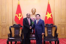 越共中央政治局委员、胡志明国家政治学院院长、中央理论委员会主任阮春胜会见新加坡驻越南大使贾雅·拉特南。（图片来源：越通社）