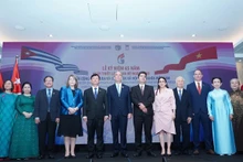 双方代表合影。（图片来源：nld.com.vn）