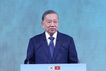 苏林总书记在论坛上发表讲话。