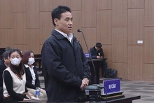 原越南太原省外事厅副厅长陈松出庭受审。