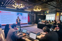 “实施吸引国际游客的解决方案”论坛场景。（图片来源：hanoimoi.vn）