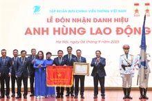 范明正总理向越南邮政电信集团授予“劳动英雄”称号。